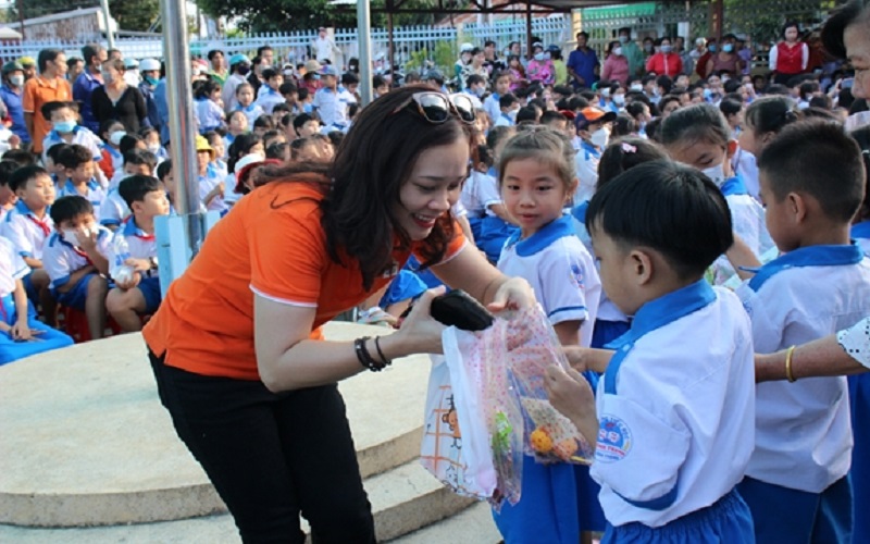 Đưa vào sử dụng cầu Hy Vọng và trao quà tặng học sinh nghèo tại các tỉnh miền Tây