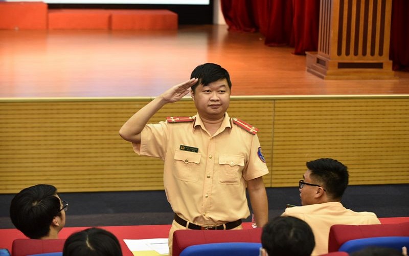 Thượng úy Trịnh Trung Hiếu: “Bồi dưỡng kiến thức, rèn luyện kỹ năng tham gia giao thông cho sinh viên là cấp thiết”