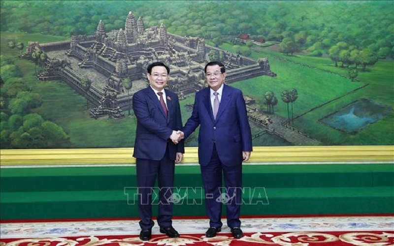 Chủ tịch Quốc hội Vương Đình Huệ hội kiến Thủ tướng Campuchia Hun Sen