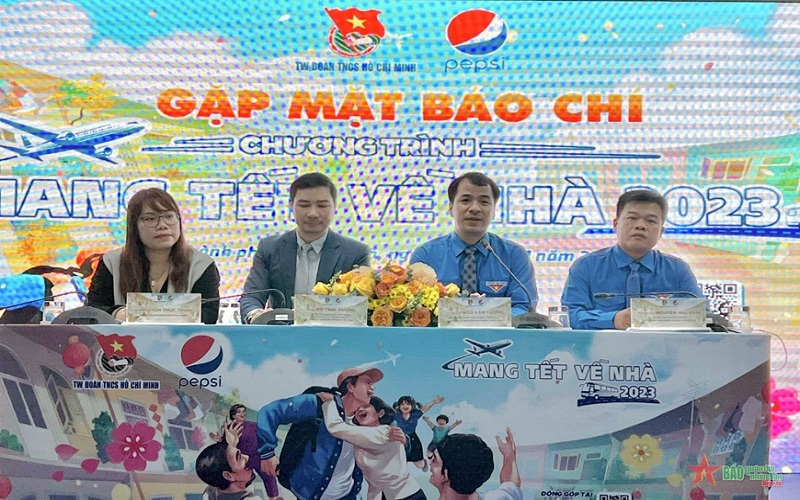 Tặng hơn 4.000 vé xe, máy bay trong chương trình “Mang Tết về nhà” năm 2023