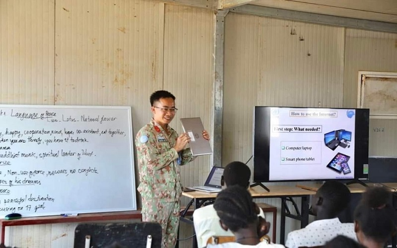 Giáo viên “mũ nồi xanh” Việt Nam ở Abyei