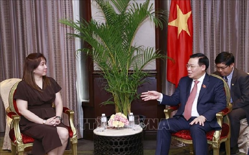 Chủ tịch Quốc hội Vương Đình Huệ tiếp Thống đốc tỉnh Davao Oriental của Philippines