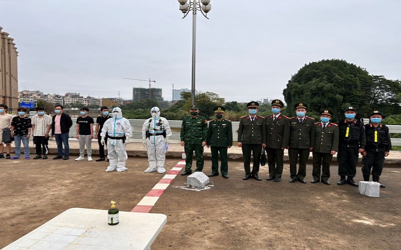 Trục xuất 11 người Trung Quốc nhập cảnh trái phép qua cửa khẩu quốc tế Móng Cái