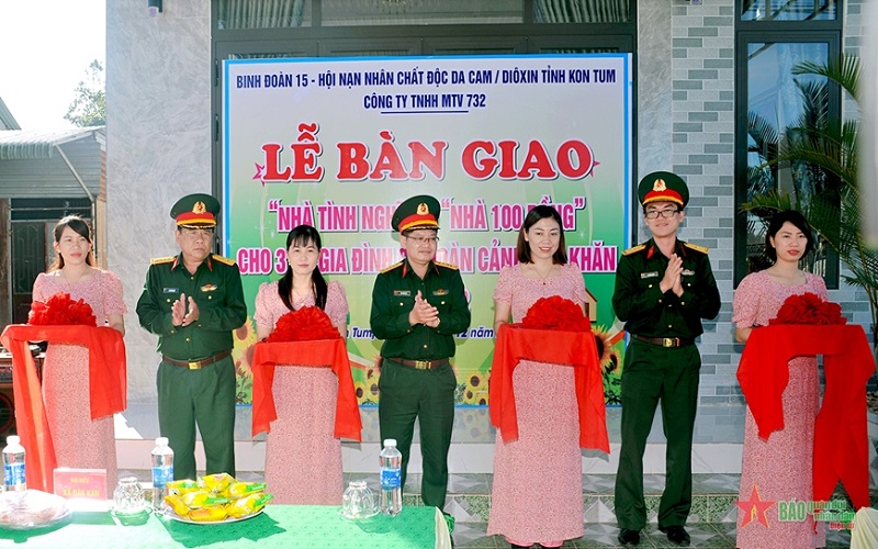 Ba công nhân của Công ty 732 được tặng "Nhà tình nghĩa" và "Ngôi nhà 100 đồng"