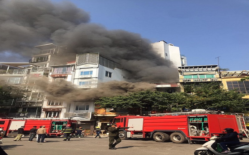 Đang cháy lớn trên phố Hàng Bông, cột khói bốc cao cả trăm mét