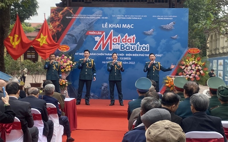 Khai mạc triển lãm “Từ mặt đất đến bầu trời”