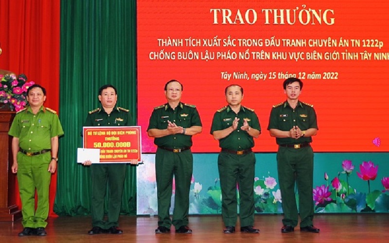 Trao thưởng đột xuất cho Ban Chuyên án TN-1222P