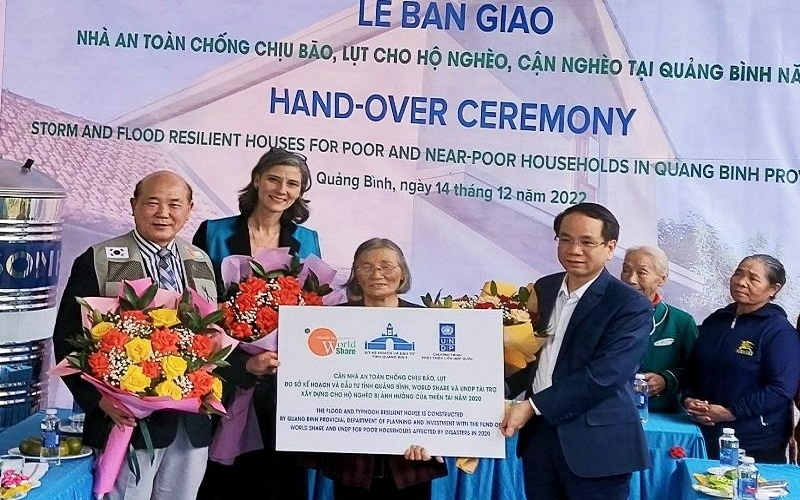 Người dân nghèo Quảng Bình nhận nhà an toàn chống chịu bão lụt