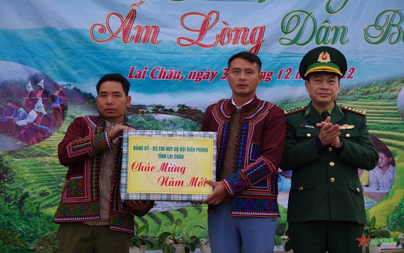 Ấm áp chương trình “Xuân Biên phòng ấm lòng dân bản”