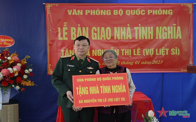 Văn phòng Bộ Quốc phòng bàn giao nhà tình nghĩa