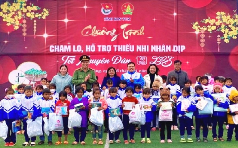 Tỉnh Đoàn Kon Tum tặng quà Tết cho học sinh vùng khó khăn huyện Tu Mơ Rông