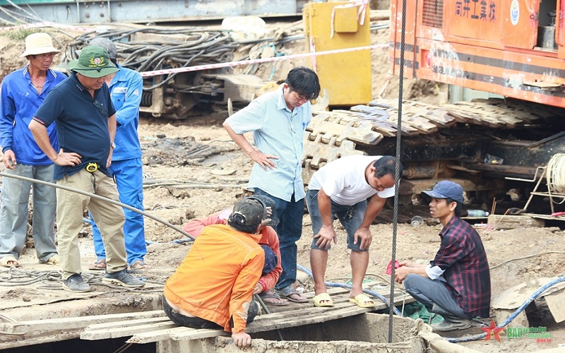 Thống nhất phương án đưa thi thể bé trai gặp nạn lên mặt đất