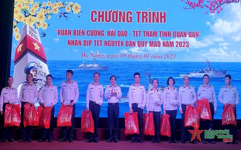 Tặng gần 200 suất quà tại Chương trình “Xuân biên cương, hải đảo - Tết thắm tình quân dân”