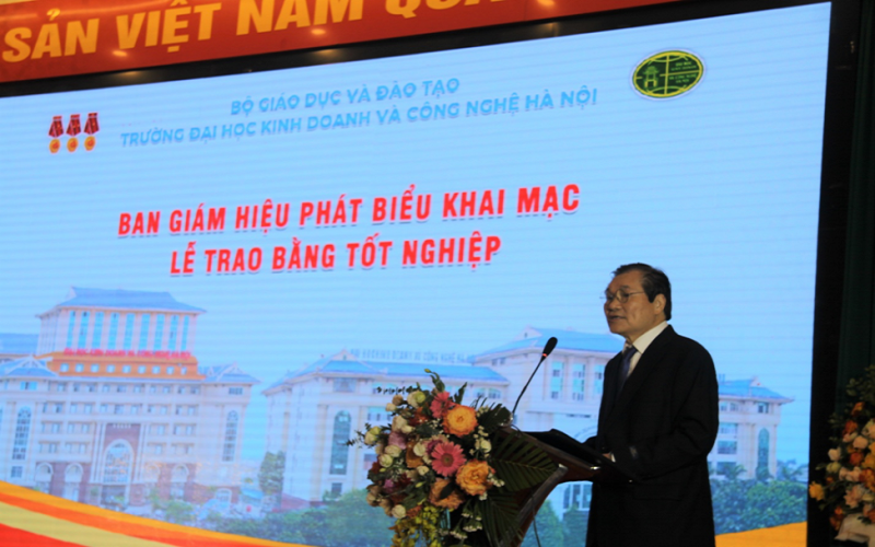 Trường Đại học Kinh doanh và Công nghệ Hà Nội trao bằng tốt nghiệp cho gần 300 sinh viên thuộc khối Sức khỏe