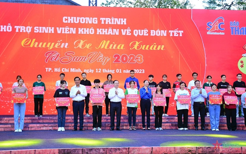 Hơn 2.000 sinh viên, người lao động về quê đón tết trên “Chuyến xe mùa xuân – Tết sum vầy”