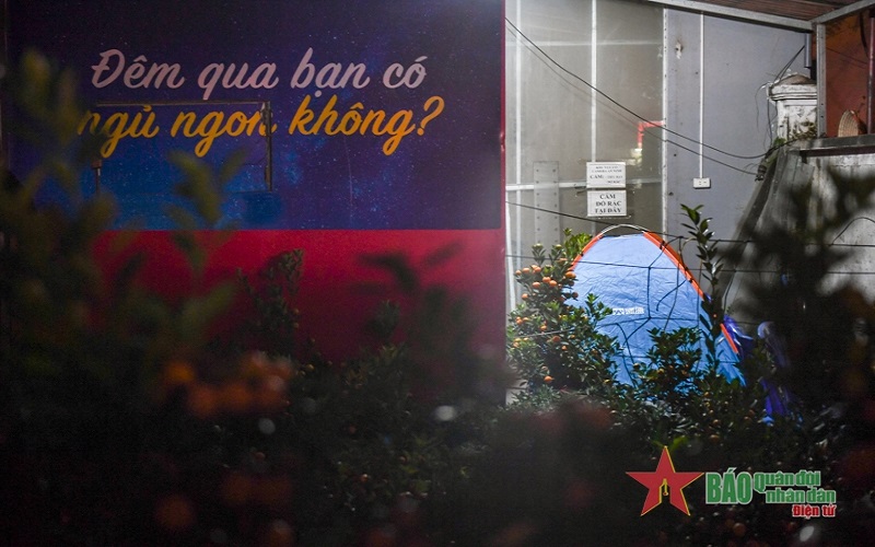 Trắng đêm, chong đèn canh hoa những ngày cận Tết