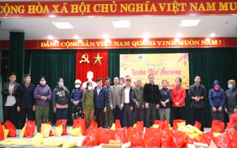 UBND quận Liên Chiểu tổ chức chương trình “Xuân yêu thương”, tặng quà cho các tiểu thương