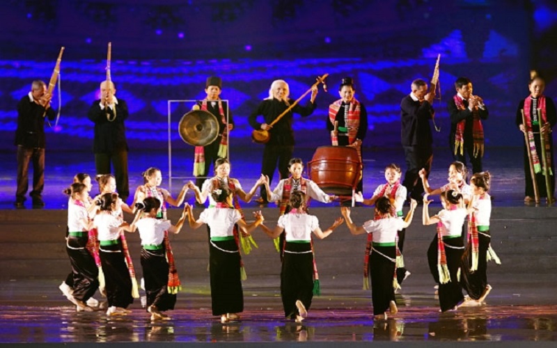 Đắm say điệu xòe
