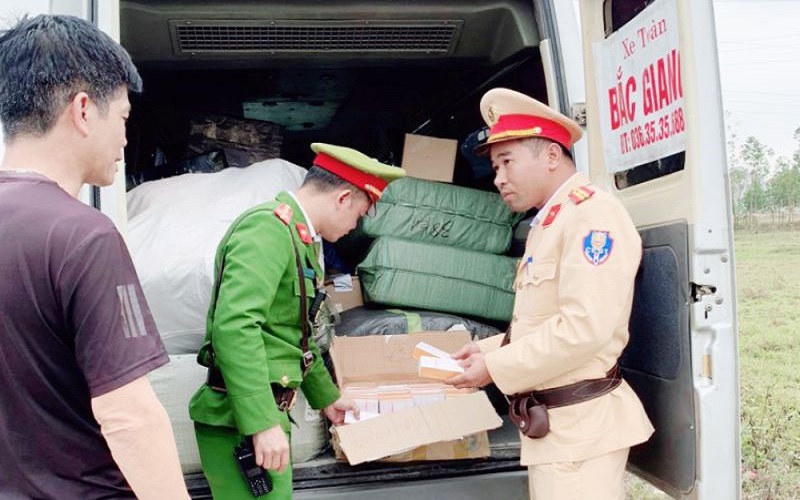 Công an thành phố Bắc Giang bắt giữ vụ vận chuyển gần 3.000 hộp mỹ phẩm lậu