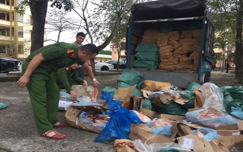 Bắt giữ ô tô chở gần 06 tấn thịt động vật “bẩn”