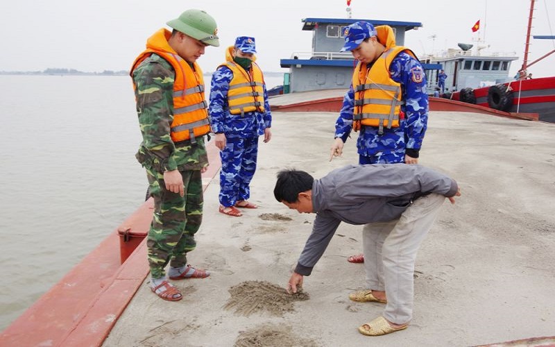 Bắt giữ phương tiện vận chuyển 1.000 m3 cát trái phép