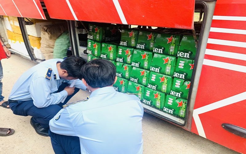 Tạm giữ gần 1.000 chai bia Heineken không rõ nguồn gốc xuất xứ