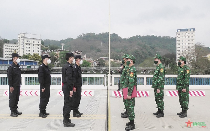 Trao đổi thông tin tuần tra trực tiếp trên cửa khẩu, xử lý, răn đe có hiệu quả hoạt động vi phạm qua biên giới