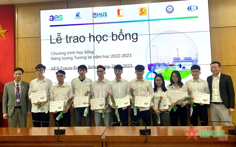 Trao 30 suất học bổng Năng lượng Tương lai tặng sinh viên ngành điện