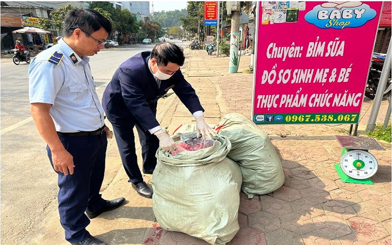 Lai Châu: Phát hiện và xử lý phương tiện vận chuyển gần 400kg mỡ bò đã bốc mùi hôi thối