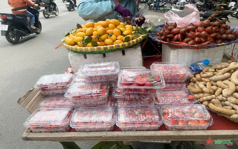 Dâu tây ồ ạt khắp Hà Nội, giá rẻ bất ngờ