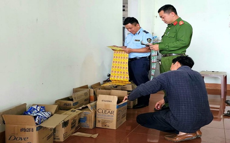 Giám sát tiêu hủy gần 7.000 sản phẩm là dầu gội đầu, nước xả vải giả mạo các nhãn hiệu của Unilever