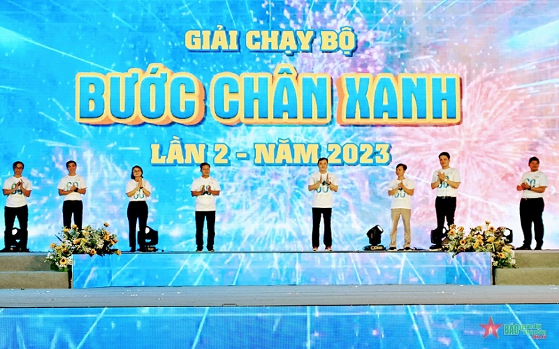 Hơn 1.300 người tham gia Giải chạy bộ “Bước chân xanh” hưởng ứng Giờ Trái đất