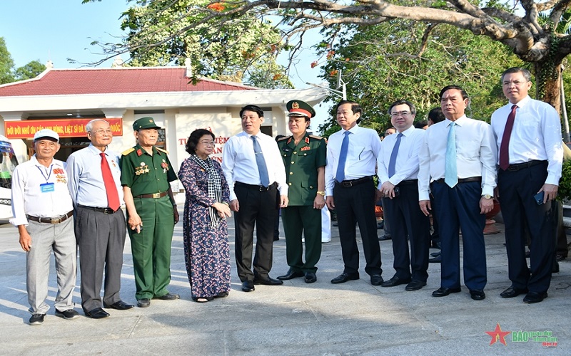 Đại tướng Lương Cường dâng hương, hoa tại Nghĩa trang Liệt sĩ Phú Quốc và Đền thờ Liệt sĩ thành phố Phú Quốc