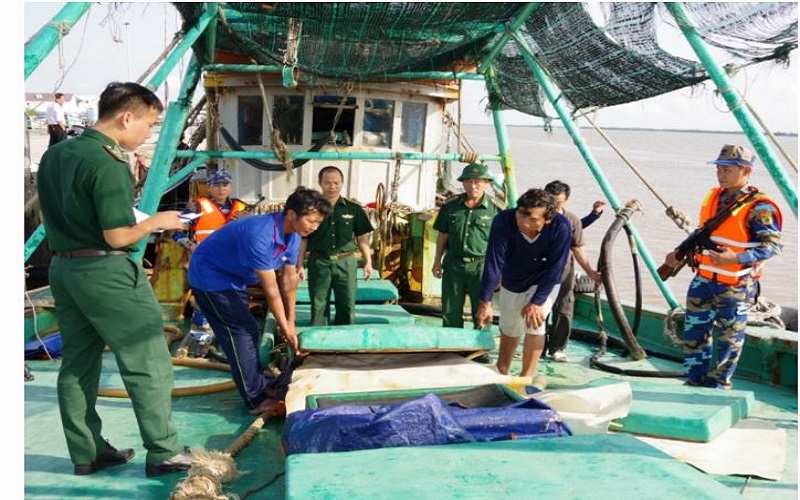 Bộ đội Biên phòng Sóc Trăng: Bắt giữ phương tiện khai thác thủy sản, vận chuyển 40.000 lít dầu DO không rõ nguồn gốc