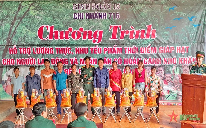 Chi nhánh 716 (Binh đoàn 15) tặng gạo, nhu yếu phẩm cho người lao động và nhân dân