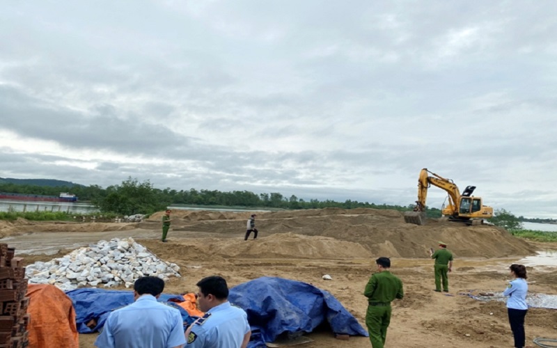 Quảng Bình: Kiểm tra bãi tập kết khoáng sản không rõ nguồn gốc