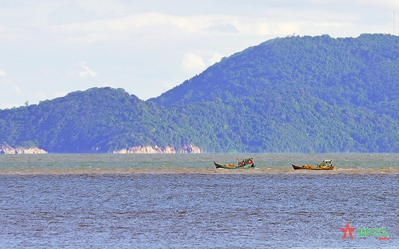 Mùa khô giữ rừng ở đảo cuối trời Tổ quốc