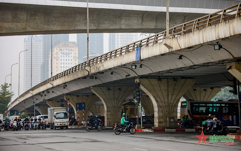 Công trường 2 cầu vượt thép giải quyết ách tắc giao thông tại nút giao Mai Dịch