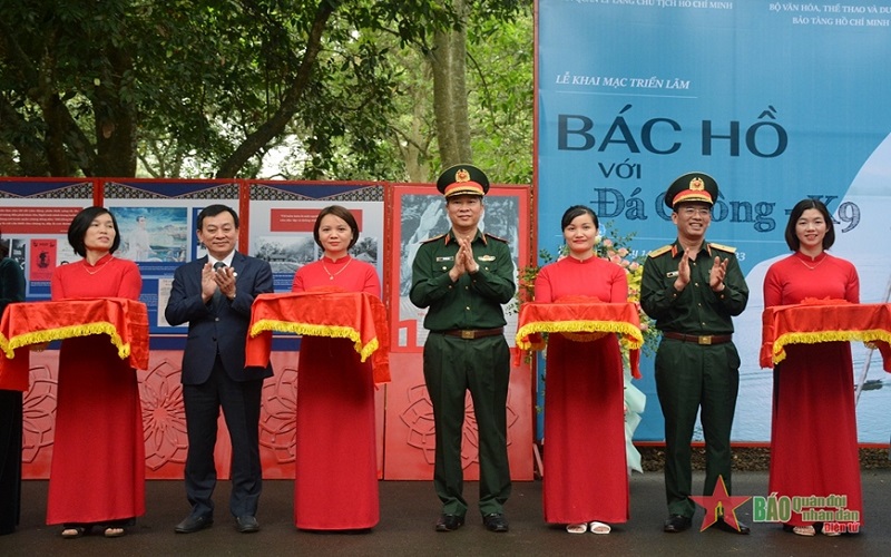 Khai mạc Triển lãm ảnh “Bác Hồ với Đá Chông - K9”