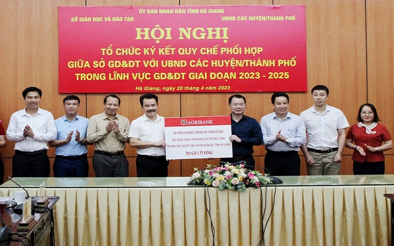 Agribank Hà Giang trao 5 tỷ đồng xây dựng công trình nhà lưu trú cho học sinh