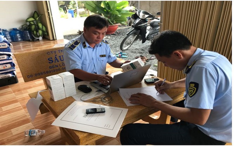 Đội trưởng Đội QLTT số 2, Cục QLTT tỉnh Tiền Giang vừa ban hành quyết định xử phạt đối với 02 hộ kinh doanh với số tiền gần 20 triệu đồng, do buôn bán