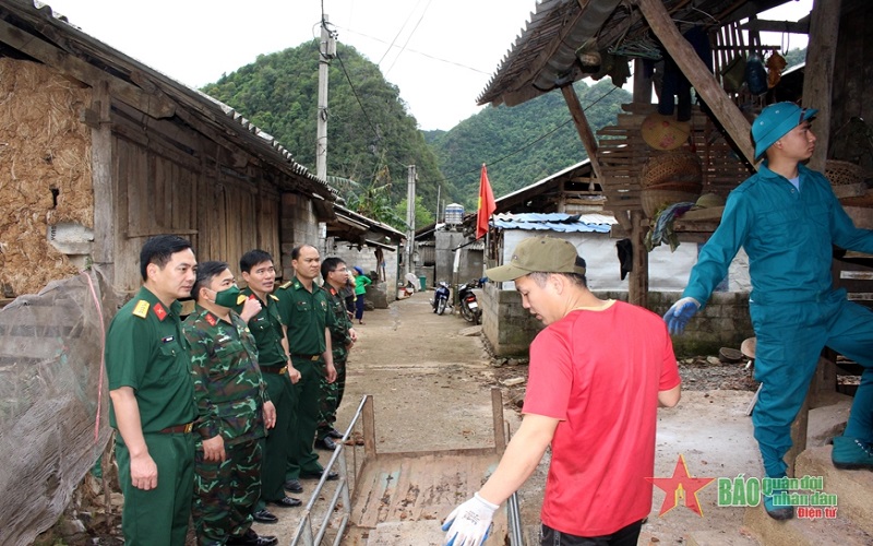 Huy động hơn 200 cán bộ, chiến sĩ giúp nhân dân khắc phục hậu quả mưa đá