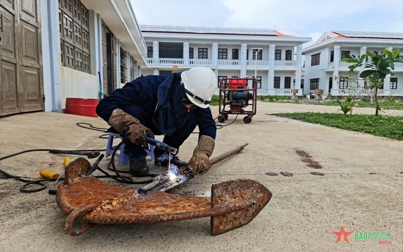 Trung tâm dịch vụ Hậu cần - Kỹ thuật đảo Trường Sa giúp tàu cá Ninh Thuận khắc phục sự cố gãy neo