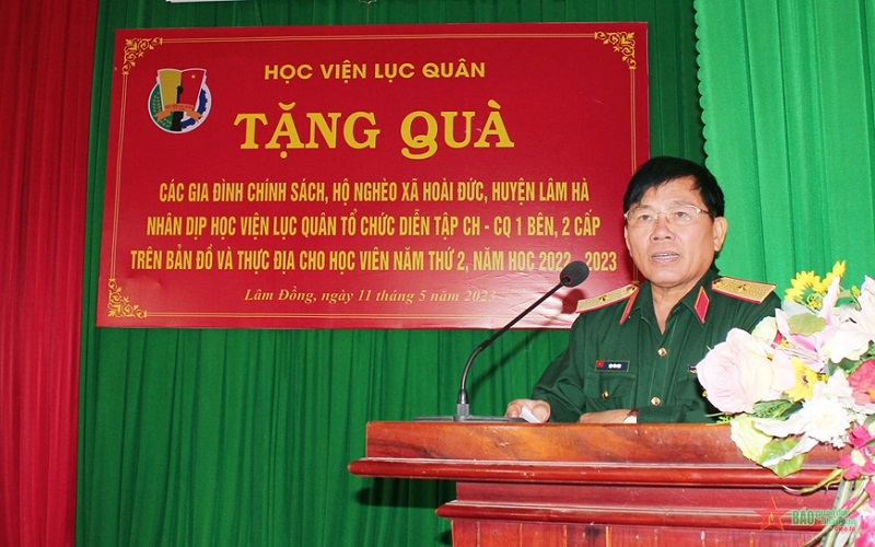 Học viện Lục quân tặng quà gia đình chính sách, hộ nghèo tại huyện Lâm Hà