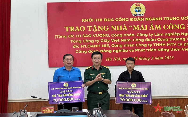 Khối thi đua Công đoàn ngành Trung ương trao hỗ trợ hai nhà “Mái ấm công đoàn”