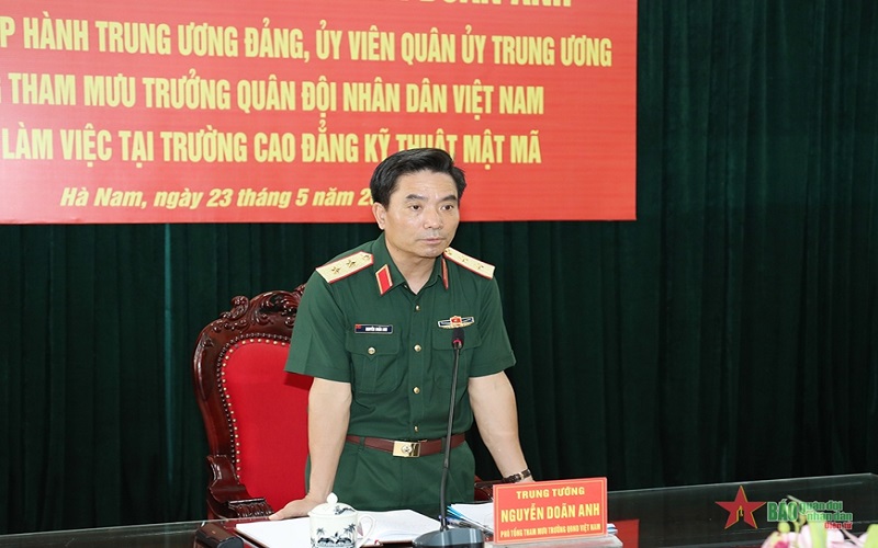 Trung tướng Nguyễn Doãn Anh làm việc tại Trường Cao đẳng Kỹ thuật Mật mã