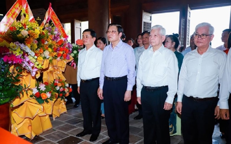 Thăm mô hình đổi mới nông nghiệp công nghệ cao bên đường mòn Hồ Chí Minh