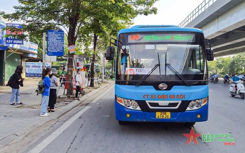 Hành khách đi xe buýt của Hà Nội đang tăng trở lại