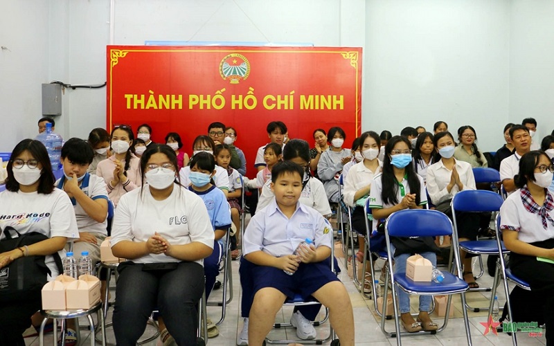 Họp mặt, trao học bổng, bảo trợ học tập cho sinh viên, trẻ mồ côi