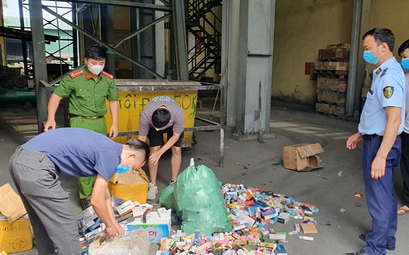 Thuốc lá điện tử - hàng lậu nhưng được bán công khai